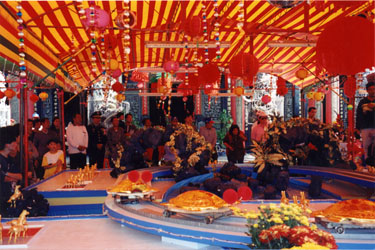 Golden_turtle_temple_2_26_02.jpg - 58438 Bytes