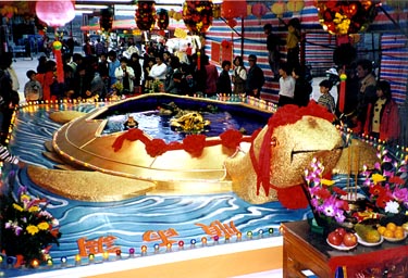 golden turtle temple courtyard